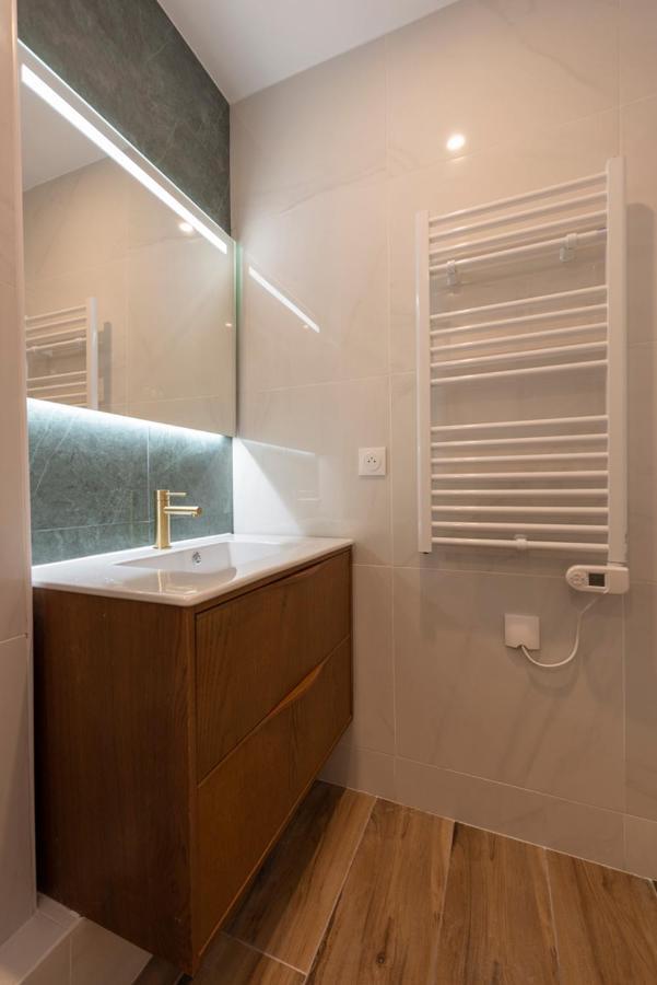 Au Pied De La Tour Apartment Париж Екстериор снимка