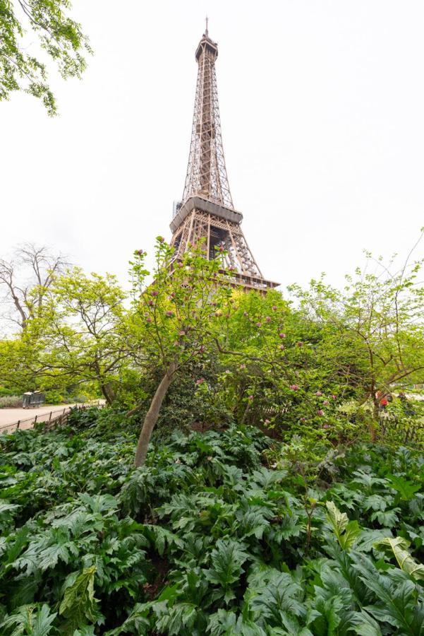 Au Pied De La Tour Apartment Париж Екстериор снимка